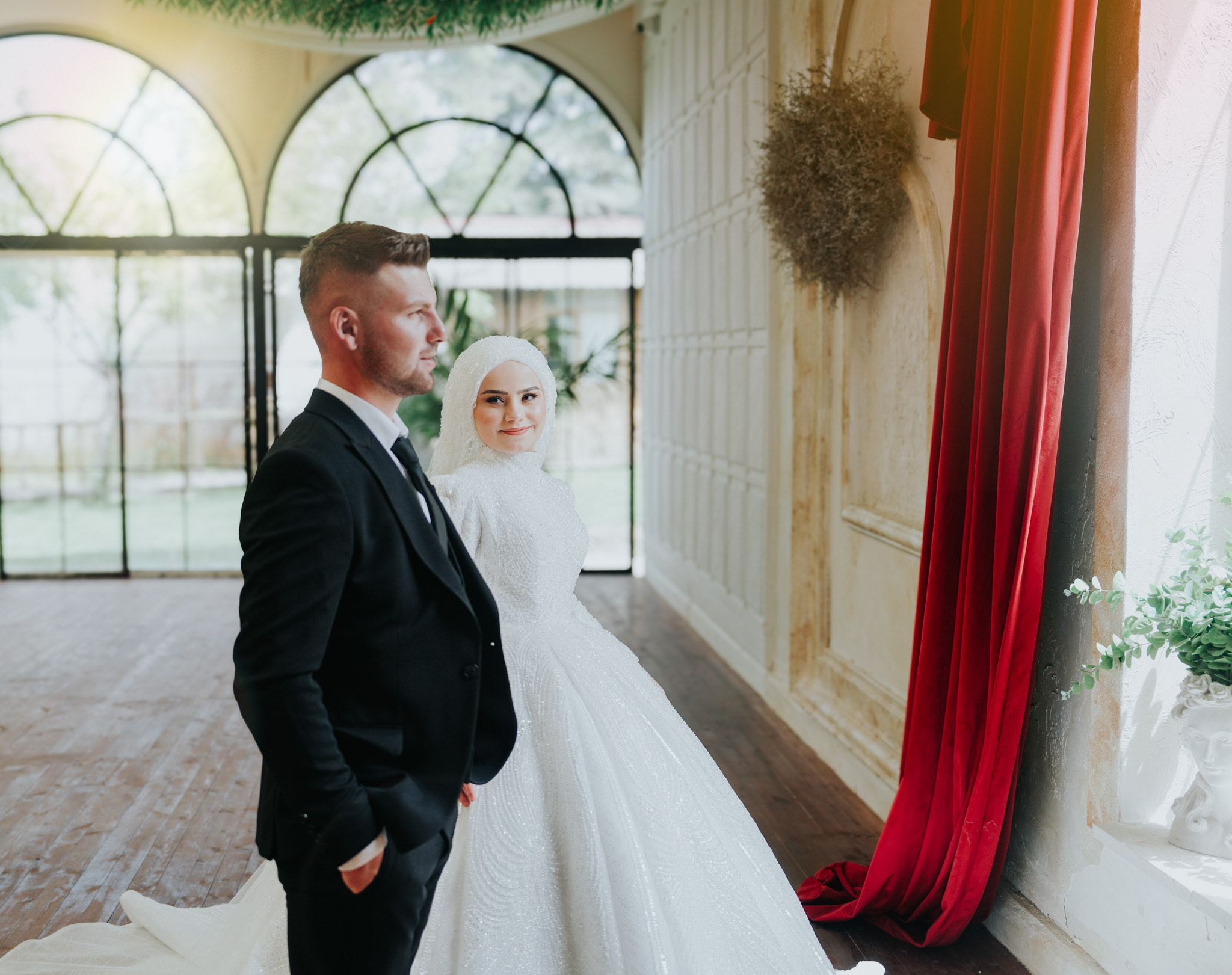 Dış çekimde çiftin geniş açılı pozu